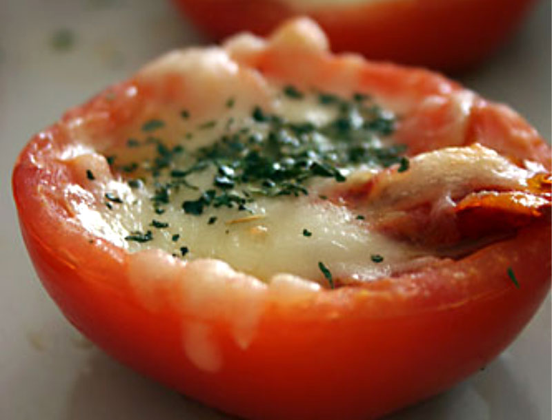 Fırnda kızarmış peynirli sarımsaklı domates yemeği fırın yemekleri Közlenmiş közleme domates